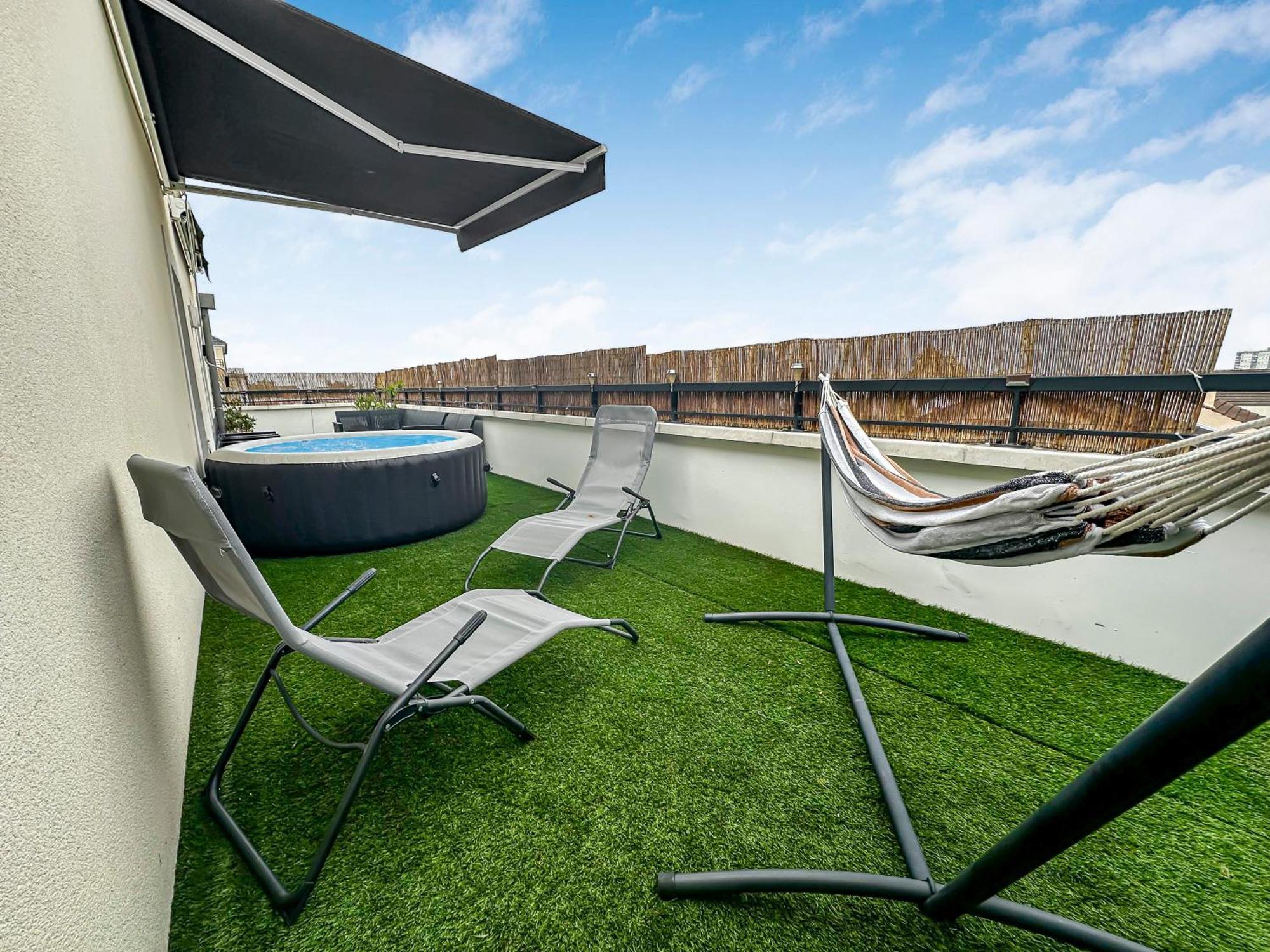 Appartement Le Prestige Terrasse-Cocon Familial Cosy, Billard & Jacuzzi Avec Vue Sur Paris à Le Blanc-Mesnil Extérieur photo